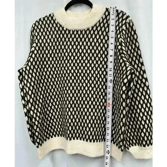 Elegant Black and White Women's Sweater - Picture 12 of 13